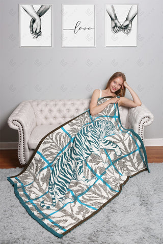 COMFYLUXE Cozy Elegance Throw Blanket