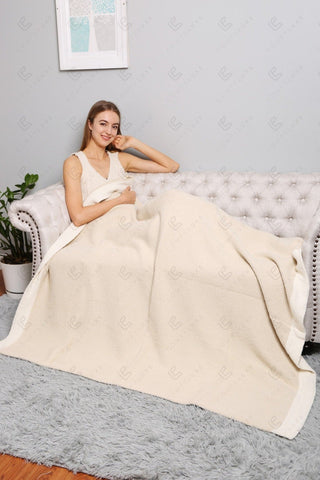 COMFYLUXE Cozy Elegance Throw Blanket W/ Colored Edges